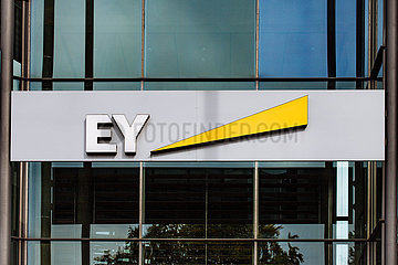EY Logo - Wirtschaftspruefer Ernst & Young