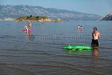 Kroatien  Rab  San Marino - Mann mit aufblasbarem Gummikrokodil Paradise Beach