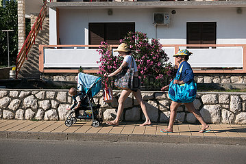 Kroatien  Rab  San Marino - Mutter  Kind und Grossmutter kehren vom Strand zurueck
