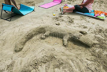 Kroatien  Rab  San Marino - Krokodil aus Sand am Paradise Beach