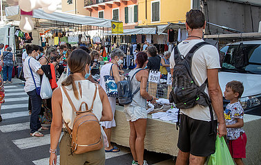 Volle Straßen bei Wochenmarkt in Chiavari bei Genua