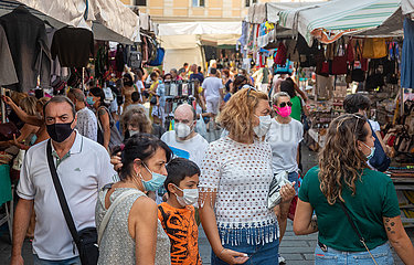Volle Straßen bei Wochenmarkt in Chiavari bei Genua