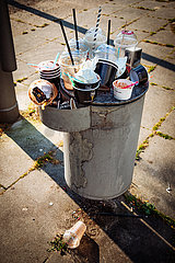 Plastikmüll mit Strohhalmen in einem Müllbehälter