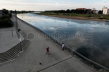 Polen  Frankfurt/Oder - Die deutsch-polnische Grenze liegt in der Oder  Slubice  Polen auf der anderen Seite des Flusses