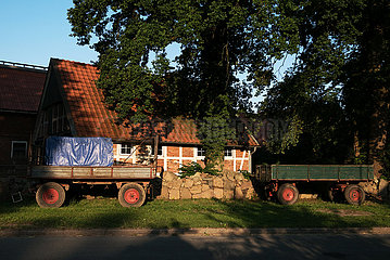 Deutschland  Heidenau - Anhaenger eines Landwirts geparkt am Wegesrand auf Dorfstrasse