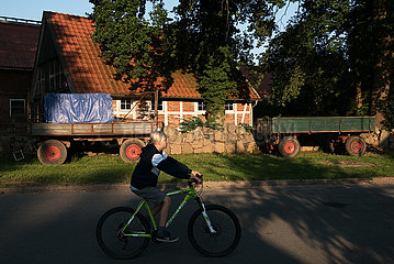 Deutschland  Heidenau - Junge auf dem Fahrrad auf Dorfstrasse