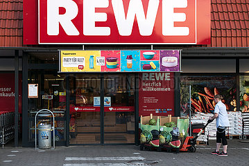 Deutschland  Heidenau - Eingang zu einem REWE-Supermarkt