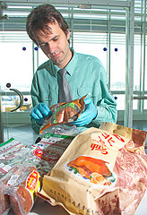 Gefahr Vogelgrippe  Zoll beschlagnahmt Lebensmittel aus Asien  Muenchner Flughafen  2005