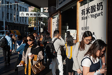 Sydney  Australien  Menschen vor einem Yomie's Reis-Joghurt Geschaeft in Chinatown