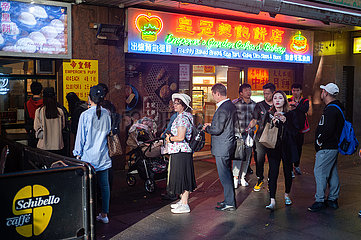 Sydney  Australien  Menschen stehen in Chinatown vor einem Geschaeft fuer Windbeutel an