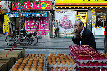 Seoul  Korea  Strassenszene mit Mann am Telefon im Stadtzentrum der suedkoreanischen Hauptstadt
