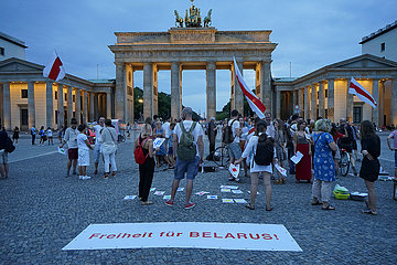 Brandenburger Tor Demonstration Freiheit fuer Belarus Weissrussland