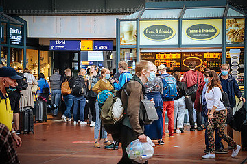 Menschenmassen in der Wandelhalle und Gedraenge auf dem Bahnsteig im Hauptbahnhof