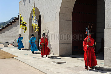 Seoul  Suedkorea  Koenigliche Wachen vor Gwanghwamun Tor am Gyeongbokgung Palast