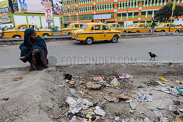 Kolkata (Kalkutta)  Indien  Obdachloser Mann  Vogel und gelbe Taxis am Sealdah Bahnhof