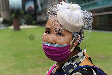 Singapur  Republik Singapur  Frau traegt einen Mundschutz als Schutz vor einer Ansteckung