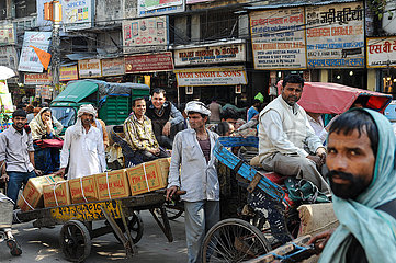 Delhi  Indien  Geschaeftiges Treiben und Menschenmassen auf einer Strasse im Zentrum