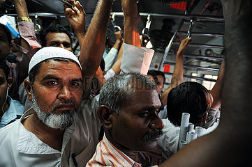 Mumbai  Indien  Pendler in einem ueberfuellten Nahverkehrstzug  der die Stadt mit den Vororten verb?indet