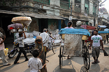 Kolkata (Kalkutta)  Indien  Geschaeftiges Treiben mit Menschen und Rikscha auf einer Strasse im Stadtzentrum