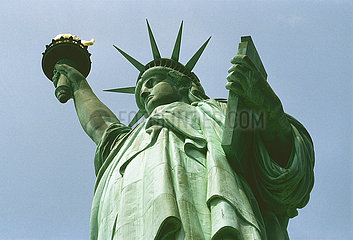USA  New York City - Die Freiheitsstatue auf auf Liberty Island vor Manhattan