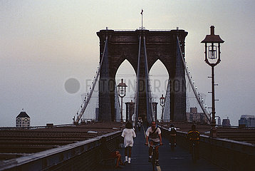 USA  New York City - Weg fuer Passanten auf der Brooklyn Bridge  Blick Richtung Brooklyn