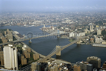 USA  New York City - Blick vom World Trade Center in Manhattan auf Brooklyn (r) und Williamsburg (links oben)  links die Manhattan Bridge  rechts Brooklyn Bridge