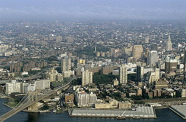 USA  New York City - Blick vom World Trade Center auf Brooklyn  links die Brooklyn Bridge