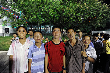 Pjoengjang  Nordkorea  Jugendliche auf einer abendlichen Kirmes in der Hauptstadt