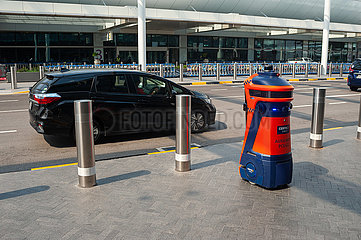 Singapur  Republik Singapur  Autonomer Roboter auf Streife am Jewel Terminal des Flughafen Changi