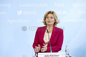 Berlin  Deutschland - Julia Kloeckner  Bundesministerin fuer Ernaehrung und Landwirtschaft bei einer Pressekonferenz.