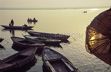 Varanasi  Indien  Morgenstimmung mit Ruderbooten am Ufer des Ganges waehrend Sonnenaufgang