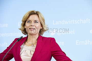 Berlin  Deutschland - Julia Kloeckner  Bundesministerin fuer Ernaehrung und Landwirtschaft bei einer Pressekonferenz.