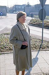 Gabriele Gast  ehemalige Topspionin der DDR beim BND  vor BND-Zentrale in Pullach  1999