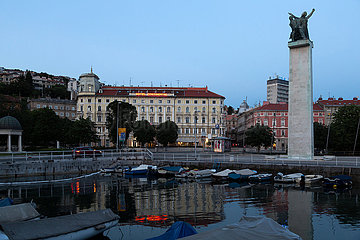 Kroatien  Rijeka - Hotel Continental in der Innenstadt  vorne Hafen fuer kleinere Motorboote  rechts das Freiheitsdenkmal