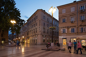 Kroatien  Rijeka - Fussgaengerzone in der Innenstadt bei Abenddaemmerung