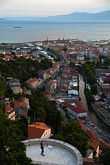 Kroatien  Rijeka - Blick vom Kastell von Trsat Richtung Innenstadt und Hafen