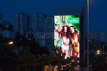 Kroatien  Rijeka - Riesiges LED-Display zeigt Werbung fuer die Palmers Textil AG  bekannt als PALMERS  Oesterreichs groesster Textilkonzern