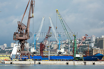 Kroatien  Rijeka - Verladekraene und Frachter im Hafen