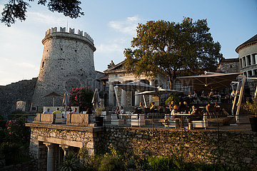 Kroatien  Rijeka - Das Kastell von Trsat oberhalb der Stadt im Berg liegend  ist eine historische  wieder aufgebaute Burg mit Cafe im Innenhof  besucht von Einheimischen und Touristen