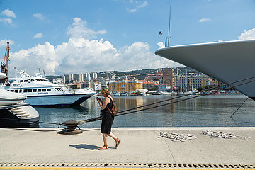 Kroatien  Rijeka - Passantin im Hafen