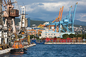 Kroatien  Rijeka - Ladekraene im Hafen  hinten Containerterminal