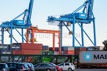 Kroatien  Rijeka - Containerterminal am Hafen  vorne ein Gueterzug beladen mit Containern