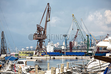 Kroatien  Rijeka - Verladekraene und Frachter im Hafen  vorne der Yachthafen