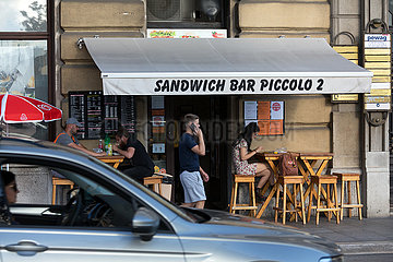 Kroatien  Rijeka - Strassenszene mit Sandwich Bar am Hafen