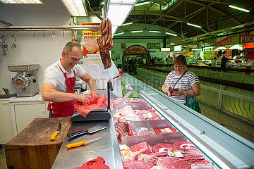 Kroatien  Rijeka - Fleischtheke in einer alten Markthalle