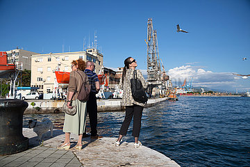 Kroatien  Rijeka - Menschen betrachten die Moewen am Hafen