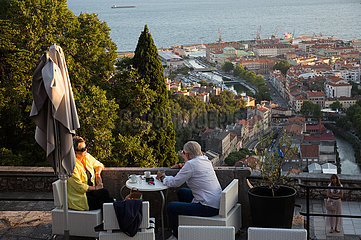 Kroatien  Rijeka - Das Kastell von Trsat oberhalb der Stadt im Berg liegend  ist eine historische  wieder aufgebaute Burg mit Cafe im Innenhof  Blick auf Innenstadt und Hafen