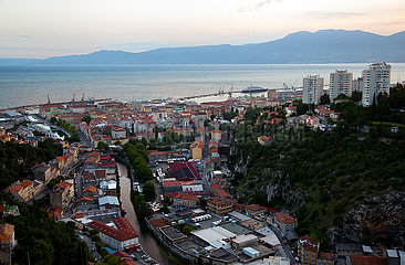 Kroatien  Rijeka - Blick vom Kastell von Trsat Richtung Innenstadt und Hafen  rechts Wohnviertel