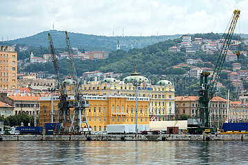 Kroatien  Rijeka - Ladekraene am Pier direkt am Stadtzentrum