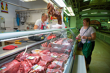 Kroatien  Rijeka - Fleischtheke in einer alten Markthalle